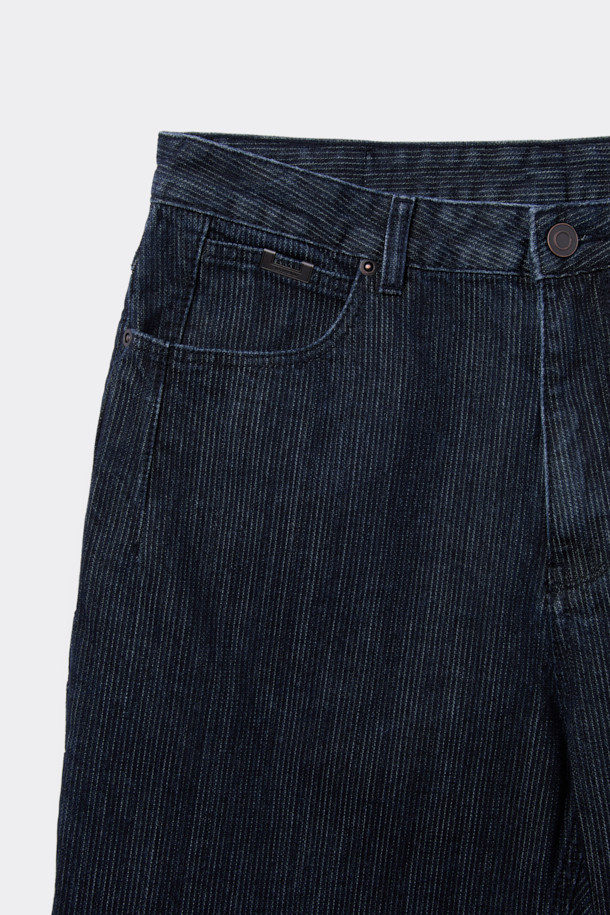 블루 카펜터 디테일 웨일 청바지는 캐주얼, 미니멀, 워크웨어 스타일을 즐겨 입는 분들을 위한 데님 팬츠입니다. 사계절 내내 활용 가능한 릴렉스핏으로 편안한 착용감을 선사하며, 바이오 워싱 처리된 데님과 코튼 혼방 소재로 제작되어 부드러운 촉감을 느낄 수 있습니다. 카펜터 포켓 디테일과 파이브 포켓 디자인, 코인 포켓 메탈 장식이 돋보이며, 여행룩 또는 산책룩으로 활용하기 좋습니다. 무지 디자인으로 어떤 상의와도 매치하기 용이하여, 데일리룩에 활용하기 좋은 아이템입니다.
