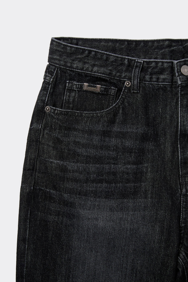 블랙 스트레이트 핏 데님 팬츠는 사계절 내내 활용하기 좋은 베이직한 디자인의 바지입니다. 데님, 코튼, 레이온 혼방 소재로 제작되어 편안한 착용감을 선사하며, 과망 워싱, 스톤 워싱, 도밍고 워싱 기법을 통해 은은한 빈티지 무드를 더했습니다. 무지 디자인에 파이브 포켓 디테일과 코인 포켓 메탈 장식으로 포인트를 주어 미니멀, 클래식, 캐주얼 스타일 모두 소화 가능합니다. 스트레이트 핏으로 다리 라인을 자연스럽게 연출해주어 어떤 상의와도 훌륭하게 매치됩니다.
