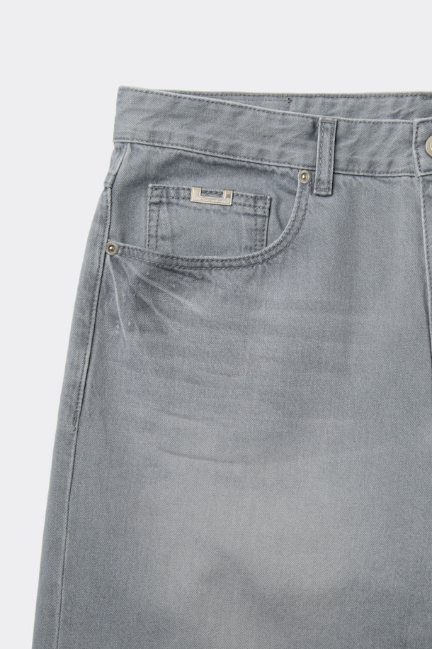 그레이 색상의 스트레이트 핏 데님 팬츠입니다. 얇은 두께감의 데님과 코튼 혼방 소재로 제작되어 여름철에도 시원하게 착용 가능합니다. 베이직한 디자인으로 출근룩이나 비즈니스 캐주얼, 그리고 미니멀, 클래식, 캐주얼 스타일 모두 소화 가능합니다. 바이오 워싱, 스톤 워싱, 도밍고 워싱, 엠보 워싱 등의 다양한 워싱 기법을 거쳐 빈티지한 멋을 더했습니다. 파이브 포켓 디자인과 코인 포켓 메탈 장식이 돋보이는, 무지 스타일의 긴 기장 데님 팬츠입니다.
