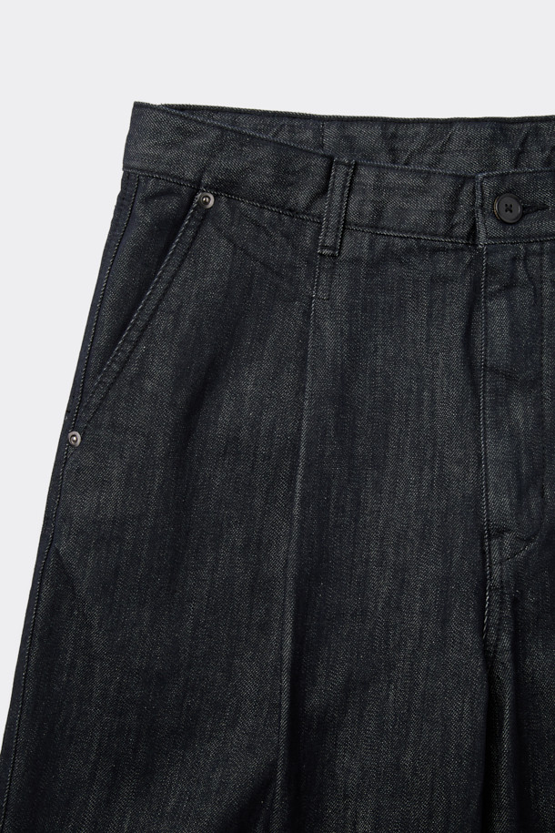 블루 원 턱 청바지는 릴렉스핏으로 편안한 착용감을 선사하는 데님 팬츠입니다. 부드러운 면 소재로 제작되어 산책룩과 같은 일상에서 캐주얼하게 즐기기 좋습니다. 원워시, 바이오 워싱, 스톤 워싱 처리로 자연스러운 워싱 디테일을 더했으며, 무지 디자인에 스티치와 포켓, 원 턱 디테일로 포인트를 주었습니다. 미니멀, 클래식 스타일을 선호하는 분들께 추천하며, 릴렉스핏으로 활동성을 높였습니다. 
