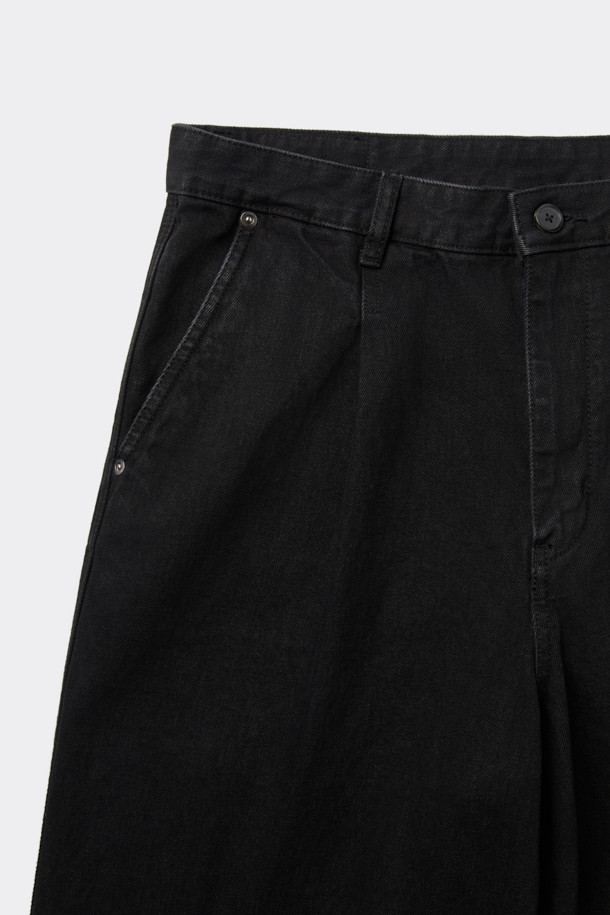 블랙 원 턱 (Black One Tuck) 데님 팬츠는 베이직한 스타일을 추구하는 분들을 위한 릴랙스핏 데님 팬츠입니다. 코튼, 폴리에스테르, 데님 혼방 소재로 제작되어 편안한 착용감을 선사합니다. 무지 디자인에 원 턱 디테일이 더해져 미니멀하면서도 클래식한 무드를 연출합니다. 바이오 워싱 처리로 부드러운 촉감을 느낄 수 있으며, 사선 포켓으로 실용성을 높였습니다. 일상에서 편안하게 착용하기 좋은 아이템입니다.
