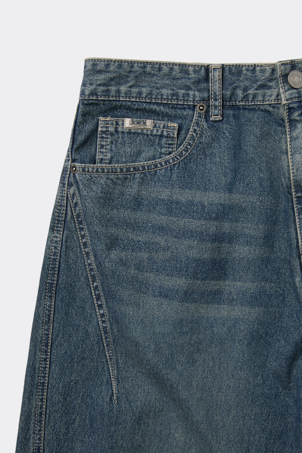 인디고와 블루 컬러의 데님 소재, 커브드 핏의 블루 커브드 청바지입니다. 바이오 워싱, 스톤 워싱, 도밍고 워싱 기법을 사용하여 자연스러운 워싱 디테일을 살렸습니다. 파이브 포켓 디자인과 코인포켓 메탈 장식이 돋보이는 미니멀, 클래식, 캐주얼 스타일의 긴 기장 데님 팬츠입니다. 얇은 두께감으로 편안한 착용감을 선사하며, 데님과 코튼 혼방 소재로 제작되었습니다. 일상에서 활용하기 좋은 아이템입니다.
