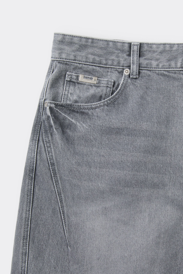 그레이 컬러의 커브드 데님 팬츠입니다. 바이오 워싱, 스톤 워싱, 도밍고 워싱 공법으로 제작되어 부드러운 촉감을 자랑하며, 캐주얼 스타일에 적합합니다. 파이브 포켓 디자인과 코인포켓 메탈 장식이 돋보이며, 미니멀, 클래식 스타일을 연출하기 좋습니다. 봄, 여름, 가을 시즌에 여행룩, 산책룩으로 활용하기 좋은 데님 팬츠입니다.
