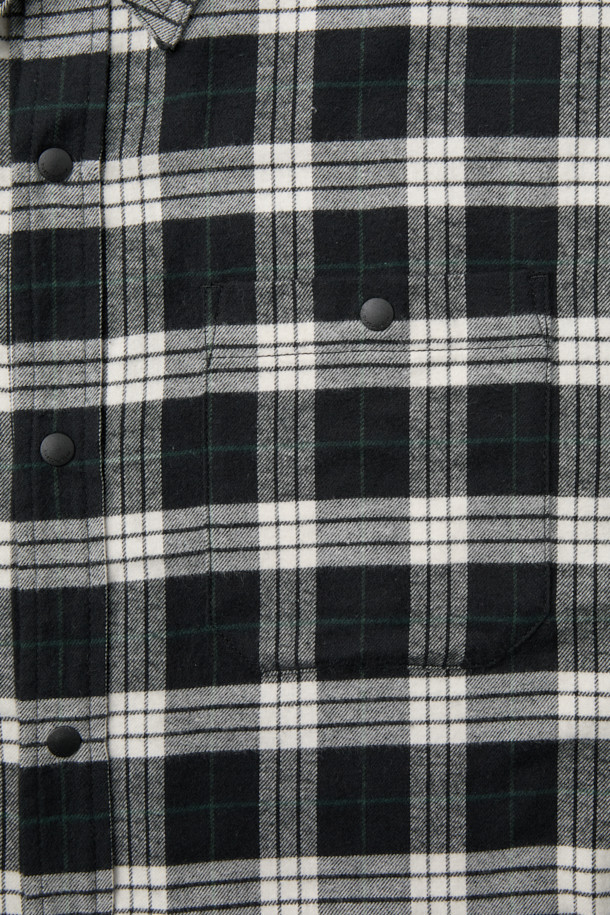 블랙 오버사이즈 핏 체크 아우터 셔츠는 캐주얼, 클래식, 미니멀 스타일을 모두 아우르는 매력적인 아이템입니다. 넉넉한 오버핏에 가을, 겨울 시즌에 어울리는 두꺼운 면 소재로 제작되어 부드러운 촉감을 선사합니다. 블랙과 화이트 컬러의 조화로운 체크 패턴이 돋보이며, 카라넥 디자인과 긴 소매 기장으로 세련된 느낌을 더했습니다. 사이드 포켓, 체스트 포켓, 밑단 스트링 조절, 그리고 배색 디테일까지 더해져 실용성과 디자인을 모두 갖춘 제품입니다. 출근룩, 모임룩 등 다양한 TPO에 활용하여 개성 있는 스타일을 연출해보세요.
