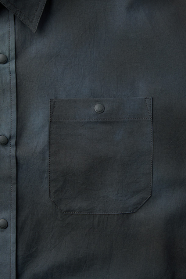 그레이 오버사이즈 핏 다잉 아우터 셔츠는 [공용]으로, 봄, 가을에 산책룩이나 봄 소풍룩에 어울리는 캐주얼 스타일의 셔츠입니다. 부드러운 면 소재로 제작되었으며, 오버핏 디자인에 긴 소매와 카라넥으로 편안함과 스타일을 동시에 잡았습니다. 다잉 염색 처리로 은은한 멋을 더하고, 사이드 포켓, 체스트 포켓, 밑단 스트링 조절, 배색 디테일로 실용성을 높였습니다. 미니멀, 클래식한 무드를 즐기는 분들께 추천합니다.
