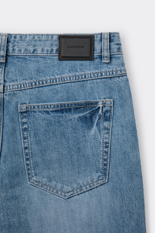 블루 스트레이트 핏 진은 베이직한 스타일을 추구하는 분들을 위한 데님 팬츠입니다. 인디고, 블루 두 가지 컬러로 제공되며, 일상복으로 활용하기 좋습니다. 면과 데님 소재를 사용하여 편안한 착용감을 선사하며, 무지 디자인과 긴 기장으로 어떤 상의에도 잘 어울립니다. 바이오 워싱, 스톤 워싱, 도밍고 워싱 등의 워싱 기법과 파이브 포켓 디테일이 특징이며, 스트레이트 핏으로 제작되어 캐주얼, 미니멀, 클래식 등 다양한 스타일을 연출할 수 있습니다.
