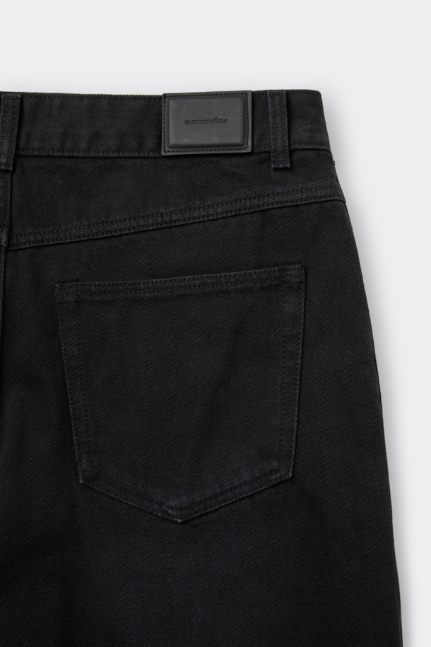 블랙 스트레이트 핏 데님 팬츠는 베이직한 스타일을 추구하는 분들을 위한 일상복입니다. 데님, 코튼, 폴리에스테르, 폴리우레탄 혼방 소재로 제작되어 편안한 착용감을 제공합니다. 무지 디자인에 스트레이트 핏으로, 캐주얼, 미니멀, 클래식 등 어떤 스타일에도 잘 어울립니다. 바이오 워싱, 스톤 워싱, 도밍고 워싱 과정을 거쳐 자연스러운 느낌을 더했으며, 파이브 포켓 디자인으로 실용성을 높였습니다. 
