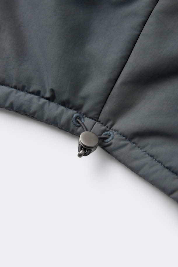 그레이 우븐 바라클라바는 울, 나일론, 플리스 소재로 제작되어 부드러운 촉감을 자랑하며 깊은 모자 깊이로 보온성을 높였습니다. 마이크로 솜 충전재와 플리스 안감, 하이넥 디자인이 특징이며, 앞지퍼와 스토퍼, 스트링으로 디자인 포인트를 더했습니다. 두꺼운 두께감으로 겨울철 방한에 효과적이며, 일상, 산책, 등산룩, 출근룩 등 다양한 TPO에 활용 가능합니다. 클래식, 미니멀, 고프코어 스타일을 즐겨 입는 분들께 추천합니다.
