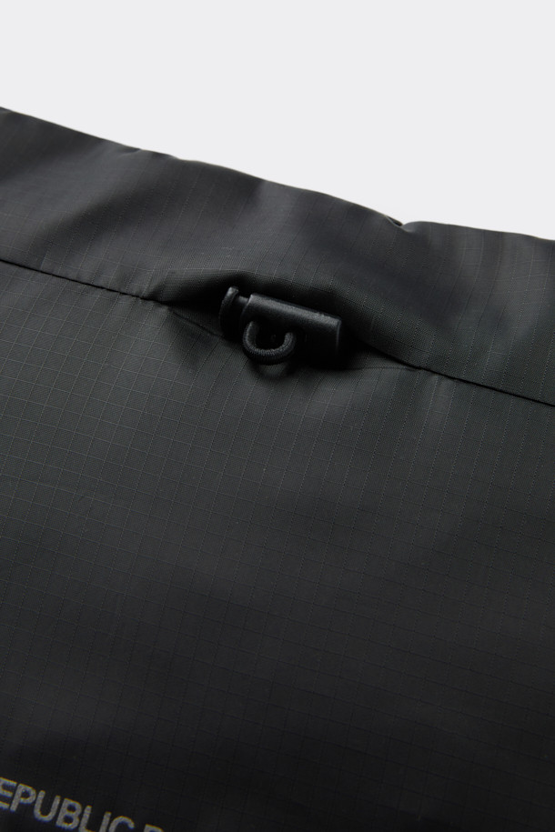 무광 블랙 컬러의 블랙 다운 넥워머입니다. 가볍고 따뜻한 다운 충전재와 부드러운 폴리에스테르 소재로 제작되어 겨울철 방한에 효과적입니다. 지퍼형 여밈 방식으로 편안하게 착용할 수 있으며, 스트링과 스토퍼 디테일로 핏 조절이 용이합니다. 와이드 실루엣과 미니멀한 디자인은 캐주얼, 고프코어 스타일은 물론 출근룩, 등산룩에도 잘 어울립니다. 로고 프린트가 포인트를 더해줍니다.
