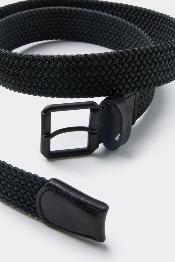 블랙 컬러의 가죽 브레이드 벨트입니다. 소가죽 소재와 유연한 웨빙 텍스쳐가 어우러져 편안한 착용감을 선사합니다. 버클 여밈 방식으로, 로고 음각 버클과 로고 불박 벨트고리 디테일이 돋보입니다. 캐주얼 스타일로 출근룩이나 비즈니스 캐주얼에 활용하기 좋습니다. 미니멀하고 클래식한 디자인으로 다양한 스타일에 매치하기 용이합니다.
