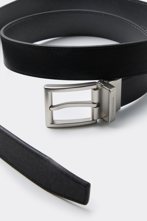 블랙 레더 리버서블 벨트는 심플하고 세련된 스타일을 선호하는 남성분들을 위한 필수 아이템입니다. 부드러운 소가죽 소재로 제작되어 고급스러운 사용감을 선사하며, 블랙과 그레이, 두 가지 컬러로 양면 사용이 가능하여 다양한 스타일에 매치할 수 있습니다. 미니멀하고 베이직한 디자인으로 출근룩에 포인트를 더하며, 로고 각인된 스퀘어 버클 디테일이 세련됨을 더합니다. 데일리룩부터 포멀한 자리까지 활용 가능한 실용적인 벨트입니다.
