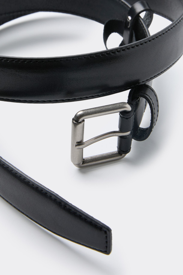 매트한 블랙 소가죽으로 제작된 블랙 가죽 벨트입니다. D링, 버클, 스티치 디자인이 돋보이며, 버클 여밈 방식으로 간편하게 착용할 수 있습니다. 무지 패턴에 부드러운 촉감을 더해 고급스러운 느낌을 선사합니다. 출근룩과 비즈니스 캐주얼에 매치하여 미니멀, 클래식, 시크 스타일을 연출해보세요. 벨트 중앙에는 로고 음각 디테일이 은은하게 자리 잡고 있습니다.
