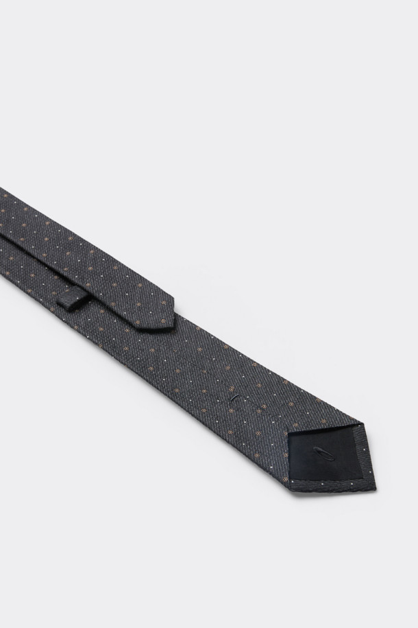 세련된 분위기를 연출하는 그레이 플라워 넥타이입니다. 실크, 폴리에스터, 울 혼방 소재로 제작되어 은은한 광택과 부드러운 터치감을 선사합니다. 클래식한 스타일과 플라워 및 도트 패턴의 조화가 돋보이며, 로고 자수가 디자인의 포인트입니다. 안감, 심지 적용 및 이면 루프 구성으로 고급스러움을 더했으며, 별도 패키징으로 소중하게 포장되어 있습니다. 오피스룩, 비즈니스 캐주얼, 모임룩 등 다양한 TPO에 활용하여 미니멀하면서도 세련된 스타일을 완성해 보세요.
