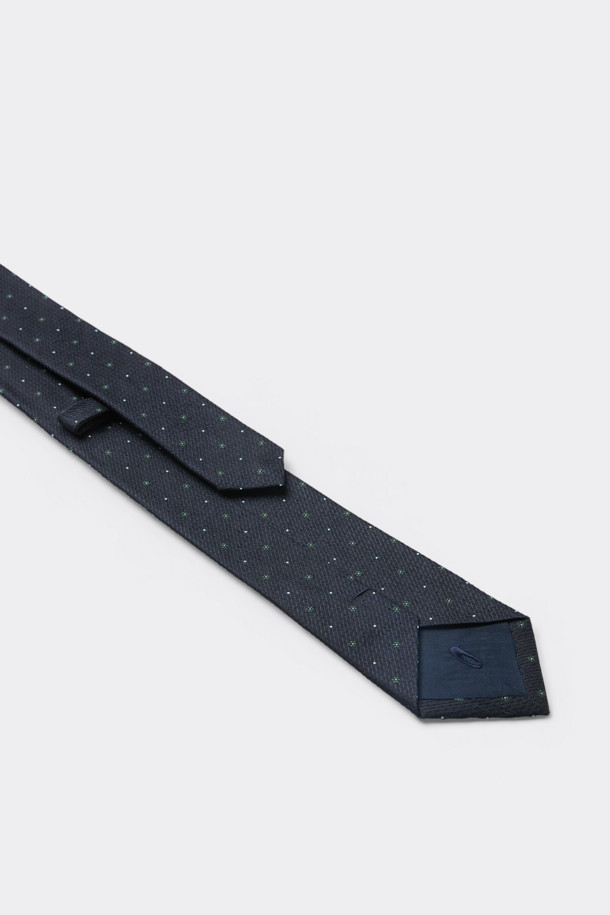 네이비 플라워 타이 (Navy Flower Tie)는 클래식한 스타일을 선호하는 남성 고객을 위한 넥타이입니다. 실크, 울, 폴리에스터 혼방 소재로 제작되어 은은한 광택과 부드러운 터치감을 선사하며, 플라워 및 도트 패턴이 세련된 디자인을 더합니다. 오피스룩, 비즈니스 캐주얼, 모임룩 등 다양한 TPO에 활용 가능하며, 이면 루프와 안감 및 심지 디테일로 고급스러움을 높였습니다. 로고 자수 디테일과 함께 별도 패키징 되어 있어 선물용으로도 좋습니다.
