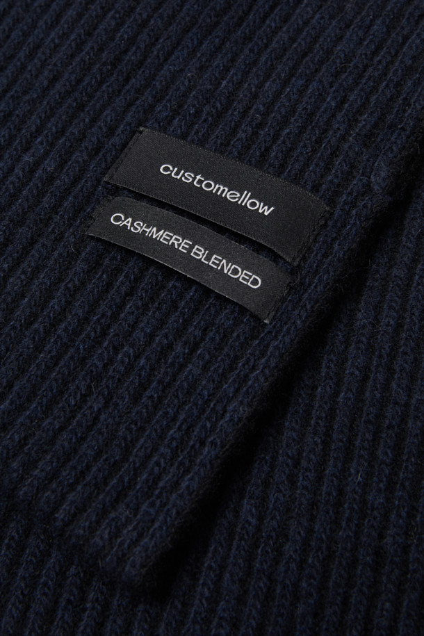 블랙 캐시미어 블렌디드 머플러는 부드러운 촉감과 보온성을 자랑하는 겨울철 필수 아이템입니다. 울과 캐시미어 혼방 소재로 제작되어 고급스러운 분위기를 연출하며, 베이직하고 미니멀한 스타일을 선호하는 분들께 적합합니다. 두꺼운 두께감과 골지 패턴, 투톤 디자인이 특징이며, 슬릿 홀 디테일로 포인트를 더했습니다. 출근룩, 모임룩 등 다양한 TPO에 클래식, 미니멀, 캐주얼 스타일로 연출할 수 있어 활용도가 높습니다.
