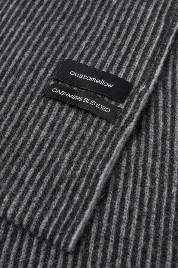 부드러운 캐시미어와 울 혼방 소재로 제작된 그레이 컬러의 머플러입니다. 포근한 두께감과 부드러운 촉감으로 가을, 겨울철 보온성을 책임집니다. 베이직하고 캐주얼한 스타일에 잘 어울리며, 골지 패턴과 투톤 컬러 디자인으로 세련된 포인트를 더했습니다. 출근룩, 모임룩, 데이트룩 등 다양한 TPO에 활용 가능하며, 슬릿 홀 디테일이 실용성을 높입니다. 캐주얼, 클래식, 미니멀 스타일 모두 소화 가능한 머플러로, 당신의 겨울 스타일링에 따뜻함과 스타일을 더해보세요.
