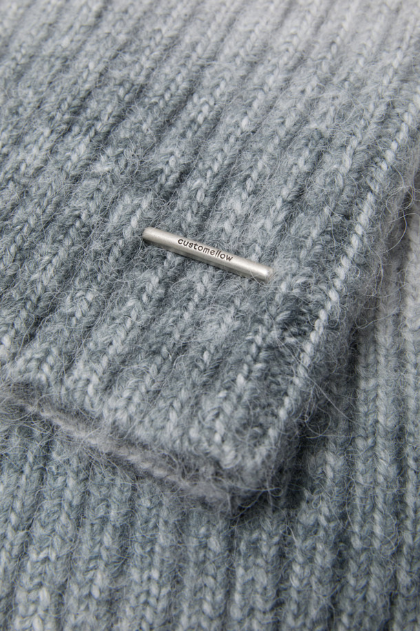 그레이 그라데이션 머플러는 부드러운 아크릴과 울 혼방 소재로 제작되어 가을과 겨울, 당신의 목을 따뜻하게 감싸줍니다. 베이직한 디자인에 그라데이션 패턴과 골지 짜임이 더해져, 어떤 스타일에도 자연스럽게 어울립니다. 출근룩이나 모임룩에 클래식, 미니멀, 캐주얼 무드를 더해 세련된 포인트를 줄 수 있습니다. 부드러운 촉감으로 편안하게 착용 가능하며, 은은하게 드러나는 로고 장식이 고급스러움을 더합니다. 어떤 룩에도 쉽게 매치하여 따뜻함과 스타일을 동시에 잡을 수 있는 머스트 해브 아이템입니다.
