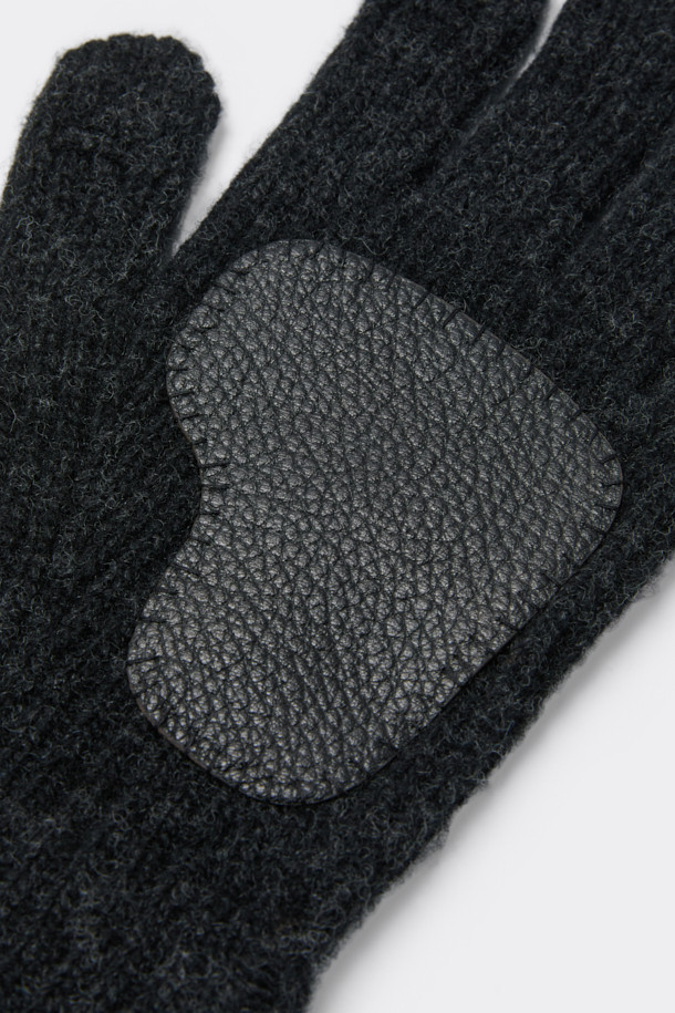 블랙 립 니트 글러브는 울, 나일론, 가죽 소재를 혼합하여 제작된 고급 장갑입니다. 클래식한 스타일과 미니멀한 무드를 선호하는 분들에게 적합하며, 출근룩이나 모임룩에 세련된 포인트를 더해줍니다. 골지 패턴과 로고 디테일이 돋보이며, 레더 패치 장식이 고급스러움을 더합니다. 손가락을 노출할 수 있는 핑거 홀 디자인과 보온 기능, 스크린 터치 기능을 갖춰 실용성까지 겸비했습니다. 핸드메이드로 섬세하게 제작되어 오랫동안 변함없이 착용할 수 있습니다.
