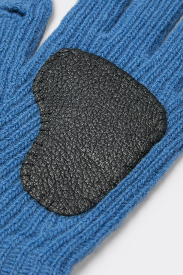 블루 골지 니트 장갑은 겨울철 출근룩에 클래식, 미니멀, 캐주얼 스타일을 더해줄 아이템입니다. 울, 나일론, 가죽 소재로 제작되어 보온성이 뛰어나며, 터치스크린 기능으로 스마트 기기 사용이 편리합니다. 손바닥 부분의 염소가죽 패치와 레더 패치가 디자인 포인트이며, 엄지 및 검지 핑거홀이 있어 실용성을 높였습니다. 넉넉한 복원력과 내구성을 자랑하여 오랫동안 착용할 수 있습니다.
