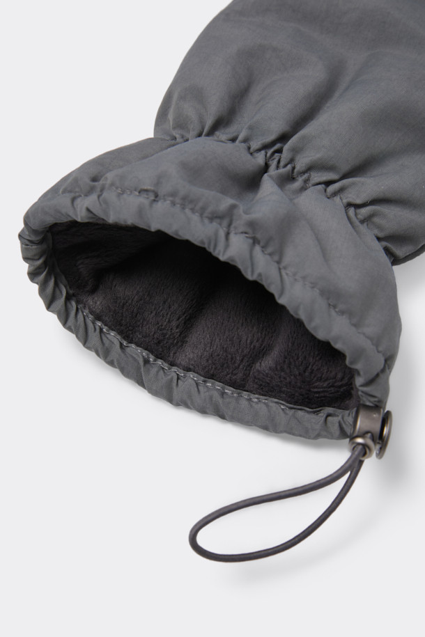 그레이 패디드 글러브는 울과 나일론 혼방 소재로 제작되어 방풍 및 보온 기능이 뛰어난 공용 장갑입니다. 손목 밴딩 처리와 스트링, 스토퍼 디자인으로 사이즈 조절이 용이하며, 캐주얼, 클래식, 미니멀 스타일의 다양한 룩에 잘 어울립니다. 로고 장식이 포인트로, 산책, 출근, 등산 등 다양한 TPO에 활용 가능합니다. 충전재로 솜을 사용하여 포근한 착용감을 제공합니다.
