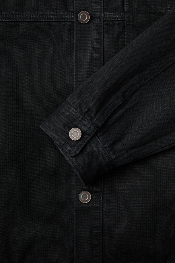 블랙 색상의 Black Wale 데님 트러커 재킷입니다. 베이직한 스타일의 무지 디자인으로, 출근룩과 모임룩에 모두 잘 어울립니다. 레귤러핏으로 제작되었으며, 코듀로이, 데님, 면 혼방 소재로 제작되어 편안한 착용감을 선사합니다. 긴 소매 기장과 원포켓, 사이드 포켓 디테일이 돋보이며, 버튼 여밈 방식으로 간편하게 착용할 수 있습니다. 캐주얼, 클래식, 미니멀 스타일을 즐겨 입는 분들께 추천합니다.
