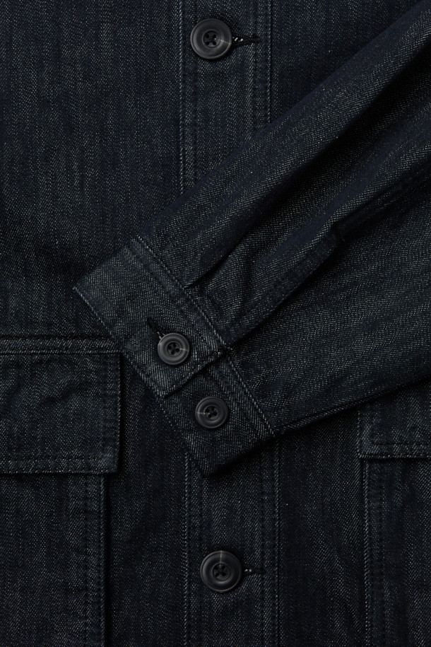 블루 더블 포켓 데님 재킷은 캐주얼, 미니멀, 클래식 스타일을 선호하는 분들을 위한 아이템입니다. 봄, 가을에 어울리는 중기장의 릴랙스핏 데님 재킷으로, 부드러운 촉감과 무지 디자인이 특징입니다. 더블 포켓 디테일과 셀비지 마감으로 포인트를 더했으며, 긴 소매 기장으로 다양한 스타일 연출이 가능합니다. 봄 소풍룩에 완벽하게 어울리는 데님 재킷을 지금 만나보세요.
