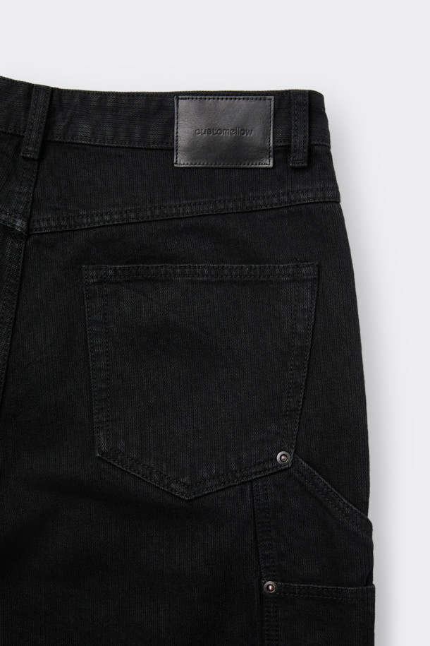 블랙 카펜터 디테일 와이드 데님은 캐주얼, 미니멀, 워크웨어 스타일을 아우르는 릴랙스핏 데님 팬츠입니다. 바이오 워싱 처리된 데님과 코튼 혼방 소재로 제작되어 편안한 착용감을 선사합니다. 카펜터 포켓 디테일과 파이브 포켓 디자인, 코인 포켓 메탈 장식이 돋보이며, 출근룩과 모임룩 등 다양한 TPO에 활용 가능합니다. 무지 패턴으로 어떤 상의와도 매치하기 쉬워 활용도가 높습니다.
