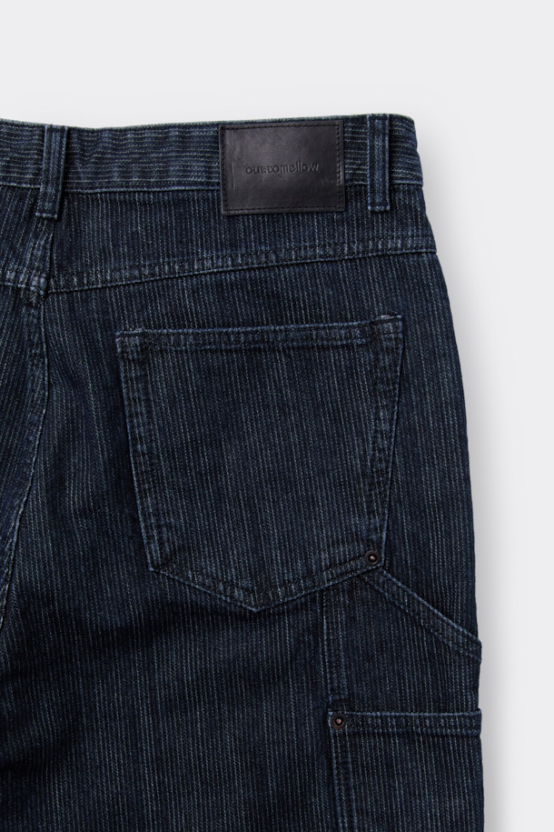 블루 카펜터 디테일 웨일 청바지는 캐주얼, 미니멀, 워크웨어 스타일을 즐겨 입는 분들을 위한 데님 팬츠입니다. 사계절 내내 활용 가능한 릴렉스핏으로 편안한 착용감을 선사하며, 바이오 워싱 처리된 데님과 코튼 혼방 소재로 제작되어 부드러운 촉감을 느낄 수 있습니다. 카펜터 포켓 디테일과 파이브 포켓 디자인, 코인 포켓 메탈 장식이 돋보이며, 여행룩 또는 산책룩으로 활용하기 좋습니다. 무지 디자인으로 어떤 상의와도 매치하기 용이하여, 데일리룩에 활용하기 좋은 아이템입니다.
