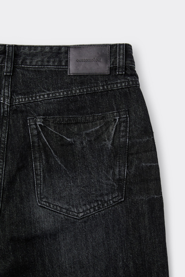 블랙 스트레이트 핏 데님 팬츠는 사계절 내내 활용하기 좋은 베이직한 디자인의 바지입니다. 데님, 코튼, 레이온 혼방 소재로 제작되어 편안한 착용감을 선사하며, 과망 워싱, 스톤 워싱, 도밍고 워싱 기법을 통해 은은한 빈티지 무드를 더했습니다. 무지 디자인에 파이브 포켓 디테일과 코인 포켓 메탈 장식으로 포인트를 주어 미니멀, 클래식, 캐주얼 스타일 모두 소화 가능합니다. 스트레이트 핏으로 다리 라인을 자연스럽게 연출해주어 어떤 상의와도 훌륭하게 매치됩니다.
