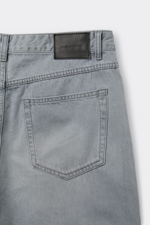 그레이 색상의 스트레이트 핏 데님 팬츠입니다. 얇은 두께감의 데님과 코튼 혼방 소재로 제작되어 여름철에도 시원하게 착용 가능합니다. 베이직한 디자인으로 출근룩이나 비즈니스 캐주얼, 그리고 미니멀, 클래식, 캐주얼 스타일 모두 소화 가능합니다. 바이오 워싱, 스톤 워싱, 도밍고 워싱, 엠보 워싱 등의 다양한 워싱 기법을 거쳐 빈티지한 멋을 더했습니다. 파이브 포켓 디자인과 코인 포켓 메탈 장식이 돋보이는, 무지 스타일의 긴 기장 데님 팬츠입니다.
