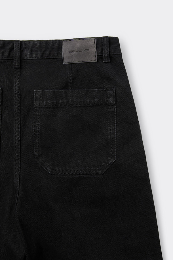 블랙 원 턱 (Black One Tuck) 데님 팬츠는 베이직한 스타일을 추구하는 분들을 위한 릴랙스핏 데님 팬츠입니다. 코튼, 폴리에스테르, 데님 혼방 소재로 제작되어 편안한 착용감을 선사합니다. 무지 디자인에 원 턱 디테일이 더해져 미니멀하면서도 클래식한 무드를 연출합니다. 바이오 워싱 처리로 부드러운 촉감을 느낄 수 있으며, 사선 포켓으로 실용성을 높였습니다. 일상에서 편안하게 착용하기 좋은 아이템입니다.
