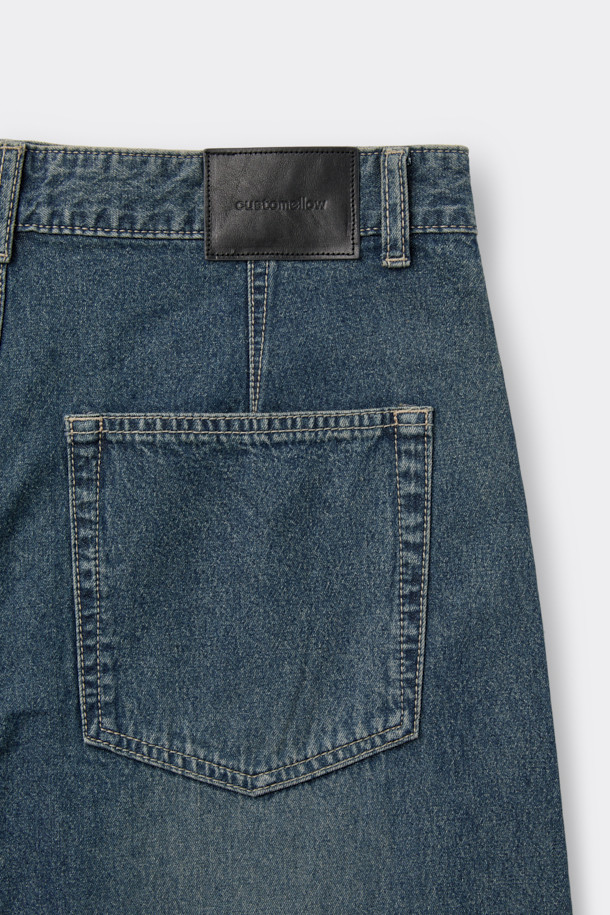 인디고와 블루 컬러의 데님 소재, 커브드 핏의 블루 커브드 청바지입니다. 바이오 워싱, 스톤 워싱, 도밍고 워싱 기법을 사용하여 자연스러운 워싱 디테일을 살렸습니다. 파이브 포켓 디자인과 코인포켓 메탈 장식이 돋보이는 미니멀, 클래식, 캐주얼 스타일의 긴 기장 데님 팬츠입니다. 얇은 두께감으로 편안한 착용감을 선사하며, 데님과 코튼 혼방 소재로 제작되었습니다. 일상에서 활용하기 좋은 아이템입니다.
