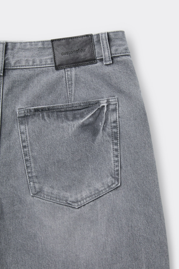 그레이 컬러의 커브드 데님 팬츠입니다. 바이오 워싱, 스톤 워싱, 도밍고 워싱 공법으로 제작되어 부드러운 촉감을 자랑하며, 캐주얼 스타일에 적합합니다. 파이브 포켓 디자인과 코인포켓 메탈 장식이 돋보이며, 미니멀, 클래식 스타일을 연출하기 좋습니다. 봄, 여름, 가을 시즌에 여행룩, 산책룩으로 활용하기 좋은 데님 팬츠입니다.
