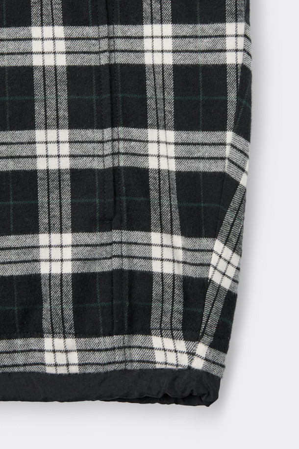 블랙 오버사이즈 핏 체크 아우터 셔츠는 캐주얼, 클래식, 미니멀 스타일을 모두 아우르는 매력적인 아이템입니다. 넉넉한 오버핏에 가을, 겨울 시즌에 어울리는 두꺼운 면 소재로 제작되어 부드러운 촉감을 선사합니다. 블랙과 화이트 컬러의 조화로운 체크 패턴이 돋보이며, 카라넥 디자인과 긴 소매 기장으로 세련된 느낌을 더했습니다. 사이드 포켓, 체스트 포켓, 밑단 스트링 조절, 그리고 배색 디테일까지 더해져 실용성과 디자인을 모두 갖춘 제품입니다. 출근룩, 모임룩 등 다양한 TPO에 활용하여 개성 있는 스타일을 연출해보세요.
