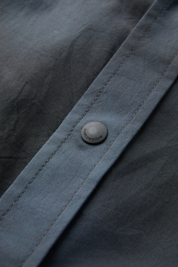 그레이 오버사이즈 핏 다잉 아우터 셔츠는 [공용]으로, 봄, 가을에 산책룩이나 봄 소풍룩에 어울리는 캐주얼 스타일의 셔츠입니다. 부드러운 면 소재로 제작되었으며, 오버핏 디자인에 긴 소매와 카라넥으로 편안함과 스타일을 동시에 잡았습니다. 다잉 염색 처리로 은은한 멋을 더하고, 사이드 포켓, 체스트 포켓, 밑단 스트링 조절, 배색 디테일로 실용성을 높였습니다. 미니멀, 클래식한 무드를 즐기는 분들께 추천합니다.
