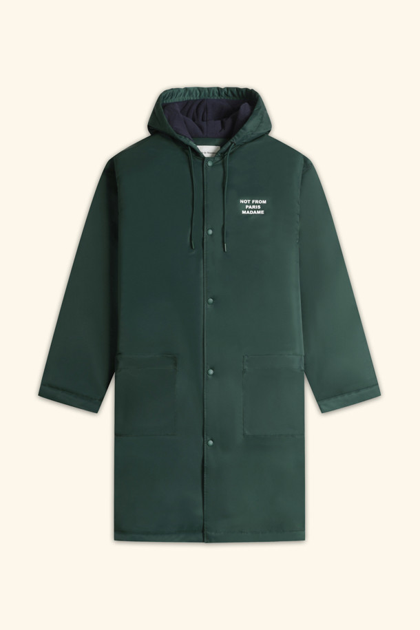 La Parka (라 파르카) 슬로건 파카는 캐주얼, 스트리트, 고프코어 스타일을 아우르는 남녀 공용 아우터입니다. 가을, 겨울 시즌에 적합하며, 롱 기장의 그린 컬러 후드 파카로 일상, 여행, 캠핑 등 다양한 TPO에 활용할 수 있습니다. 테크니컬 원단과 두꺼운 두께감으로 보온성을 높였으며, 플리스 안감과 생활 방수 기능이 더해져 실용적입니다. 전면 스냅 클로저, 로고 각인 스냅 버튼, 패치 포켓 2개 등의 디테일이 돋보이며, 레귤러핏 디자인으로 편안한 착용감을 제공합니다.
