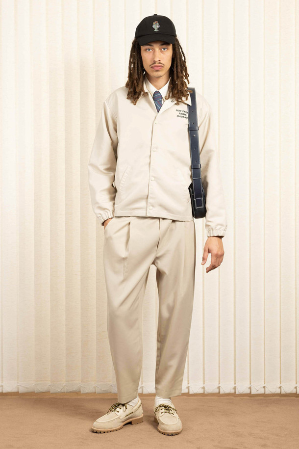 La Veste Slogan(라 베스트 슬로건)은 봄, 가을에 어울리는 공용 코치 재킷입니다. 클래식과 캐주얼 스타일을 아우르며, 미니멀한 룩을 연출하기 좋습니다. 방수 기능이 있는 얇은 두께의 나일론 소재로 제작되었으며, 레귤러 핏으로 편안하게 착용할 수 있습니다. 화이트, 아이보리 두 가지 색상으로 출시되었으며, 슬로건 프린트와 로고 각인 스냅 버튼이 특징입니다. 일상복은 물론 봄 소풍룩, 캠핑룩 등 다양한 TPO에 활용 가능합니다.
