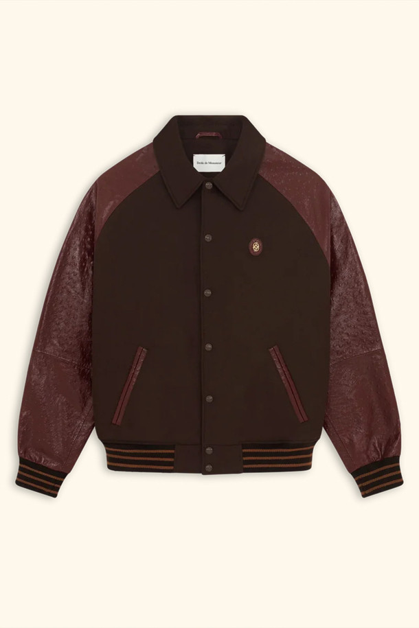 La Veste 테디 울 & 가죽 자켓은 가을과 겨울, 일상에서 클래식하고 스포티한 스타일을 연출하기에 적합한 남성용 바시티 재킷입니다. 브라운과 버건디 두 가지 색상으로 제공되며, 부드러운 촉감의 양가죽 래글런 소매와 울 소재의 조화가 돋보입니다. 셔츠 칼라, 가슴 D 미러 가죽 패치, 래글런 포켓 2개, 투톤 립 트리밍 등의 디테일이 고급스러움을 더합니다. 레귤러핏으로 제작되어 데이트룩, 모임룩, 출근룩 등 다양한 TPO에 활용 가능합니다. 두꺼운 두께감으로 보온성을 높여 겨울철에도 따뜻하게 착용할 수 있습니다.
