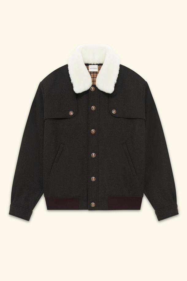 Le Blouson Laine (르 블루종 라인)은 남성용 블루종입니다. 브라운과 블랙 두 가지 색상으로 출시되었으며, 가을과 겨울에 착용하기 좋습니다. 울과 폴리아미드 혼방 소재로 제작되어 두꺼운 두께감을 자랑하며, 클래식한 스타일을 연출합니다. 탈부착 가능한 메리노 울 칼라, 에폭시 버튼 디테일, 레글런 포켓, 립조직 밑단, 플랩 포켓 등의 특징으로 디자인의 완성도를 높였습니다. 비스코스 안감으로 부드러운 착용감을 선사하며, 출근룩, 비즈니스 캐주얼, 모임룩 등 다양한 TPO에 활용 가능합니다.
