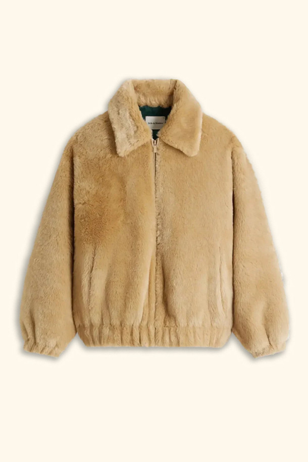 La Fausse Fourrure(라 포스 퍼) 슬로건 자켓은 여성들을 위한 캐주얼, 스트릿 스타일의 페이크 퍼 자켓입니다. 가을, 겨울 시즌에 어울리는 두꺼운 두께감과 부드러운 촉감이 특징이며, 베이지 컬러의 무지 디자인으로 어떤 룩에도 쉽게 매치할 수 있습니다. 크롭 기장에 지퍼 여밈 방식으로 디자인되었으며, 루즈핏으로 편안한 착용감을 선사합니다. 밴딩 밑단, 사이드 포켓, 뒷면 자카드 슬로건, 브랜디드 지퍼 디테일이 돋보이며, 모임룩 및 연말 모임룩에 활용하기 좋습니다.
