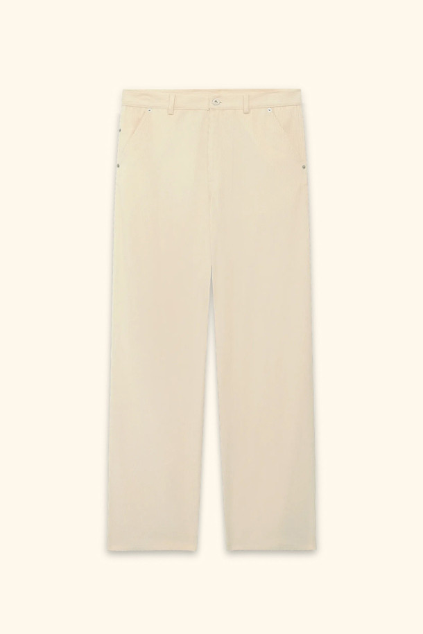 Le Pantalon Baggy Velours (르 팡따롱 배기 벨루어)는 스트릿 무드를 연출하는 코듀로이 배기핏 팬츠입니다. 크림 컬러의 무지 디자인으로, 5포켓과 카펜터 디테일, 레이스 트레스 인서트, 앞 포켓 각인 리벳으로 포인트를 더했습니다. 오버핏으로 편안한 착용감을 선사하며, 앞면에는 각인 데님 버튼 여밈, 뒷면에는 가죽 패치가 돋보입니다. 코듀로이와 코튼 소재로 제작되어 워크웨어와 캐주얼 스타일에도 활용하기 좋습니다.
