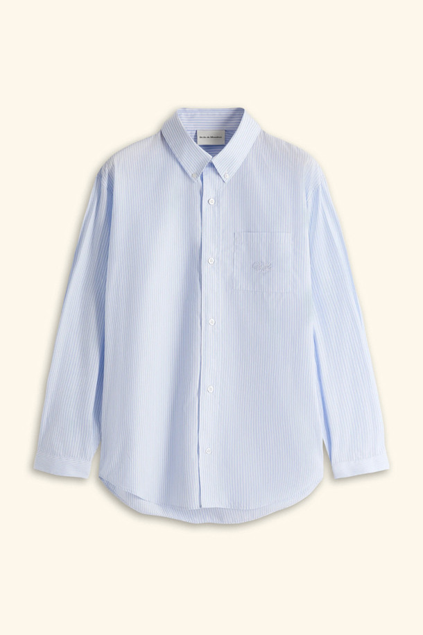 "줄무늬 셔츠 (줄무늬 셔츠)"는 산뜻한 라이트 블루 컬러의 스트라이프 셔츠입니다. 면 소재의 릴랙스 핏으로 제작되어 편안한 착용감을 선사하며, 봄, 여름 시즌에 적합합니다. 차이나칼라와 긴 소매, 가슴 패치 포켓, '재미있는' 자수 디테일이 특징이며, 버튼 여밈 소매와 앞면 6개의 로고 각인 버튼으로 디자인의 완성도를 높였습니다. 비즈니스 캐주얼 및 출근룩, 캐주얼, 클래식, 미니멀 스타일 모두 소화 가능한 활용도 높은 아이템입니다.