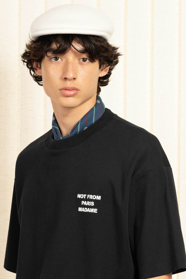 Le(르) 티셔츠 슬로건은 베이직하고 캐주얼한 스타일을 추구하는 분들을 위한 크롭 기장의 블랙 티셔츠입니다. 면 소재의 부드러운 촉감과 라운드넥 디자인으로 편안한 착용감을 선사하며, 봄, 여름 시즌에 활용하기 좋습니다. 슬로건 프린트가 돋보이는 디자인으로, 캠핑룩이나 봄 소풍룩에 포인트를 더할 수 있습니다. 240GSM의 인터록 원단을 사용하여 내구성을 높였으며, 리브드 넥라인으로 깔끔하게 마감했습니다. 레귤러핏으로 제작되어 다양한 체형에 자연스럽게 어울립니다.
