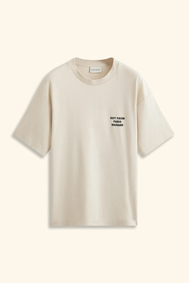 "Le 티셔츠 슬로건"은 미니멀하고 베이직한 스타일을 추구하는 분들을 위한 반소매 티셔츠입니다. 부드러운 촉감의 면 소재에 얇은 두께감으로 봄, 여름철 산뜻하게 착용하기 좋습니다. 라운드넥 디자인과 레귤러핏으로 편안한 착용감을 선사하며, 슬로건 프린트가 포인트로 더해져 캐주얼하면서도 클래식한 무드를 연출합니다. 아이보리, 화이트 두 가지 색상으로 제공되며, 산책룩이나 봄 소풍룩에 매치하기 좋습니다. 240GSM 인터록 원단을 사용하여 내구성을 높였으며, 리브드 넥라인으로 깔끔한 마무리를 더했습니다.
