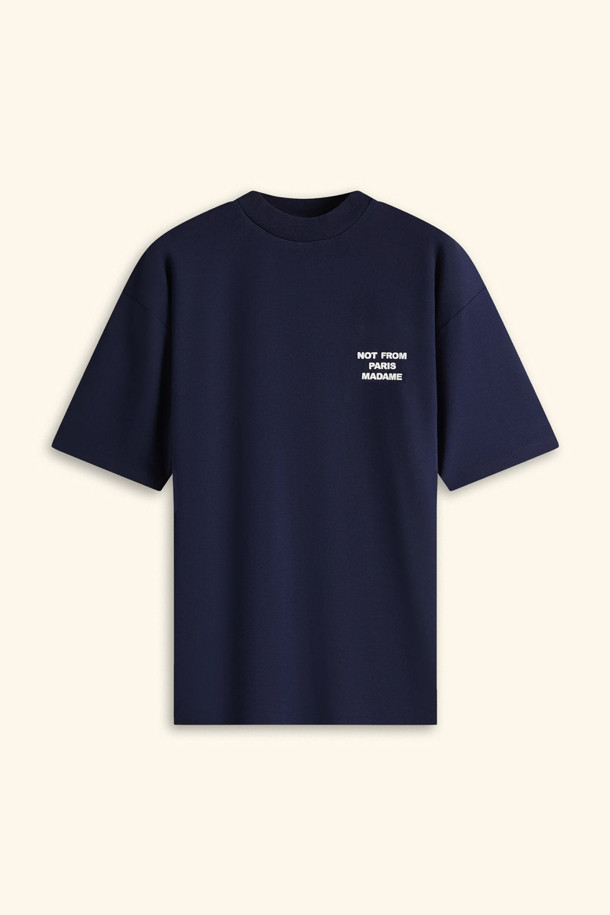 네이비 컬러의 Le T-Shirt Slogan 티셔츠입니다. 남녀 공용으로, 봄, 여름에 캐주얼하고 베이직한 스타일을 연출하기 좋습니다. 레귤러 핏에 라운드넥 디자인으로 편안하게 착용할 수 있으며, 부드러운 촉감의 면 소재를 사용하여 뛰어난 착용감을 선사합니다. 인터록 원단을 사용하고, 앞뒤 슬로건 프린트와 리브드 넥라인으로 포인트를 더했습니다. 일상에서 미니멀하고 클래식한 무드를 즐겨보세요.
