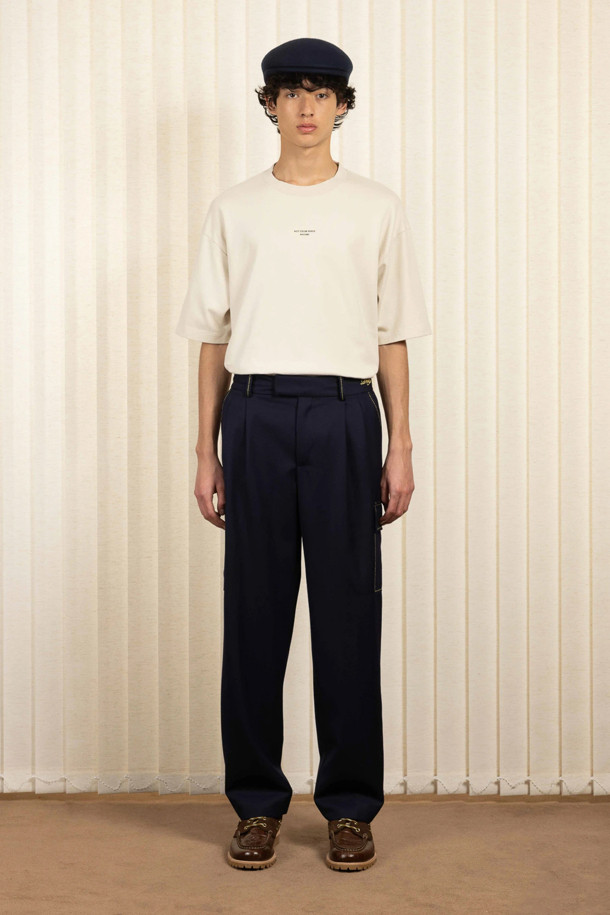 Le 티셔츠 슬로건 클래식은 면 100% 소재의 라운드넥 반소매 티셔츠입니다. 봄, 여름 시즌에 어울리는 데일리 아이템으로, 인터록 원단을 사용하여 부드러운 촉감을 선사합니다. 앞, 뒤 슬로건 프린트와 리브드 넥라인 디테일이 돋보이며, 240GSM으로 제작되어 탄탄한 내구성을 자랑합니다. 동네 마실룩, 여행룩, 캐주얼 스타일은 물론 클래식, 스트리트 무드까지 소화 가능한 활용도 높은 티셔츠입니다. 화이트 컬러의 기본 디자인으로 어떤 하의와도 쉽게 매치할 수 있습니다.
