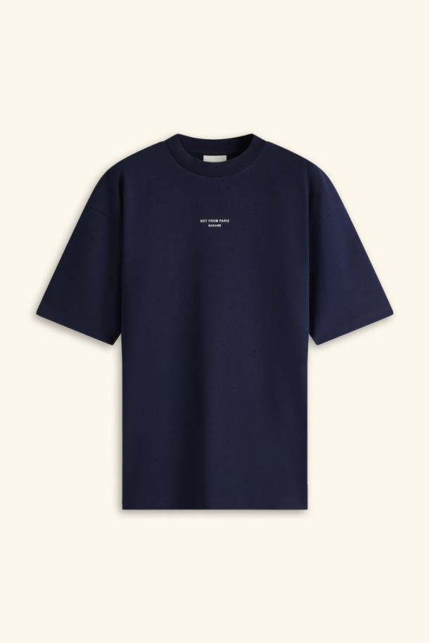 Le T-Shirt Slogan Classique (르 티셔츠 슬로건 클래시크)는 남녀 모두 착용 가능한 네이비 컬러의 티셔츠입니다. 봄, 여름 계절에 어울리는 레귤러 핏 반소매 티셔츠로, 스트릿, 캐주얼 스타일을 연출하기 좋습니다. 면 소재의 인터록 원단으로 제작되었으며, 240GSM 두께감과 슬로건 프린트가 특징입니다. 라운드넥과 리브드 넥라인 디자인으로, 데이트룩이나 카페룩 등 다양한 TPO에 활용할 수 있습니다. 캐주얼, 스트리트, 미니멀 스타일을 선호하는 분들께 추천합니다.
