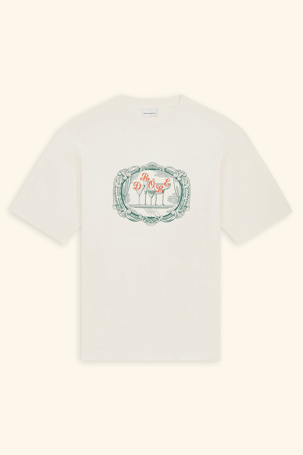Le Tshirt Plateau (르 티셔츠 플라토)는 일상복과 봄, 여름 시즌에 어울리는 티셔츠입니다. 스트릿, 캐주얼, 미니멀 스타일을 아우르며, 동네 마실룩과 봄 소풍룩에 적합합니다. 부드러운 촉감의 인터록 원단으로 제작되었으며, 240 GSM으로 적당한 두께감을 제공합니다. 플라토(Plateau) 모티프 프린트가 특징이며, 화이트 컬러의 반소매 리브드넥 티셔츠입니다.
