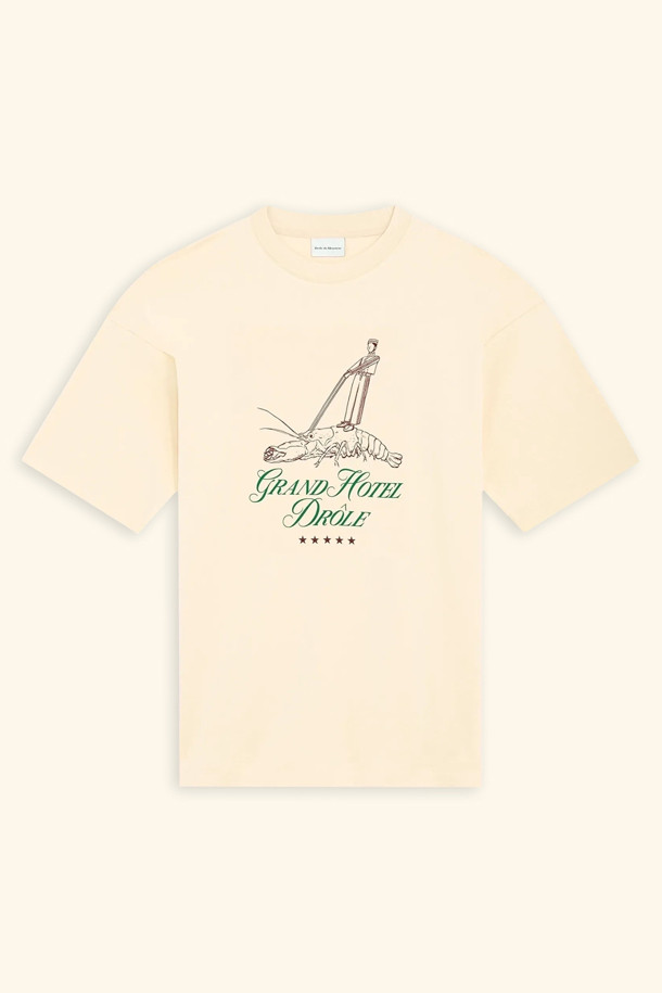 "르 티셔츠 오마르"는 편안한 일상과 스트릿 스타일을 위한 남성용 티셔츠입니다. 화이트와 크림 두 가지 색상으로 제공되며, 오마르(Homard) 모티프 프린트가 돋보이는 디자인입니다. 240 GSM의 인터록 원단을 사용하여 부드러운 촉감을 선사하며, 레귤러 핏과 리브드넥으로 편안한 착용감을 제공합니다. 봄, 여름 시즌, 동네 마실룩이나 여행룩에 캐주얼, 미니멀한 스타일로 연출하기 좋습니다.
