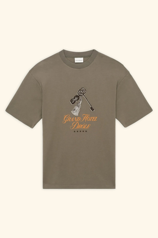 "르 티셔츠 그랑 호텔"은 부드러운 면 소재로 제작되어 편안한 착용감을 선사하는 반소매 티셔츠입니다. 카키, 올리브 두 가지 색상으로 출시되었으며, 그랑 호텔 모티프 프린트와 리브드 넥 라인이 특징입니다. 240 GSM의 적절한 두께감으로 봄, 여름 시즌에 일상복으로 활용하기 좋으며, 캐주얼, 미니멀, 클래식 스타일을 즐기는 분들께 추천합니다. 동네 마실룩이나 여행룩으로도 손색없는 디자인입니다. 라운드 넥으로 디자인되어 편안하게 착용할 수 있습니다.
